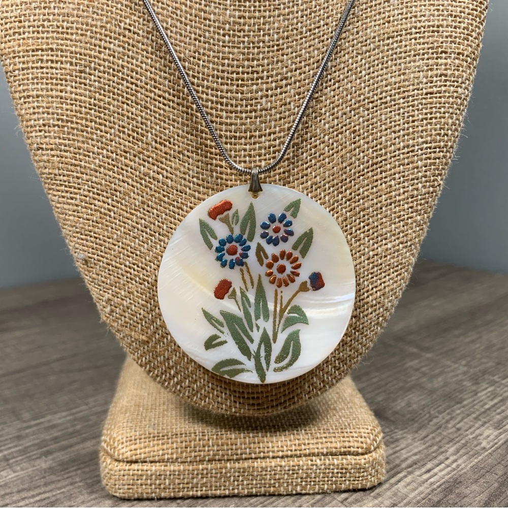 🌸 Vintage Hand Painted Flowers On Mother Of Pearl Pendant Necklace